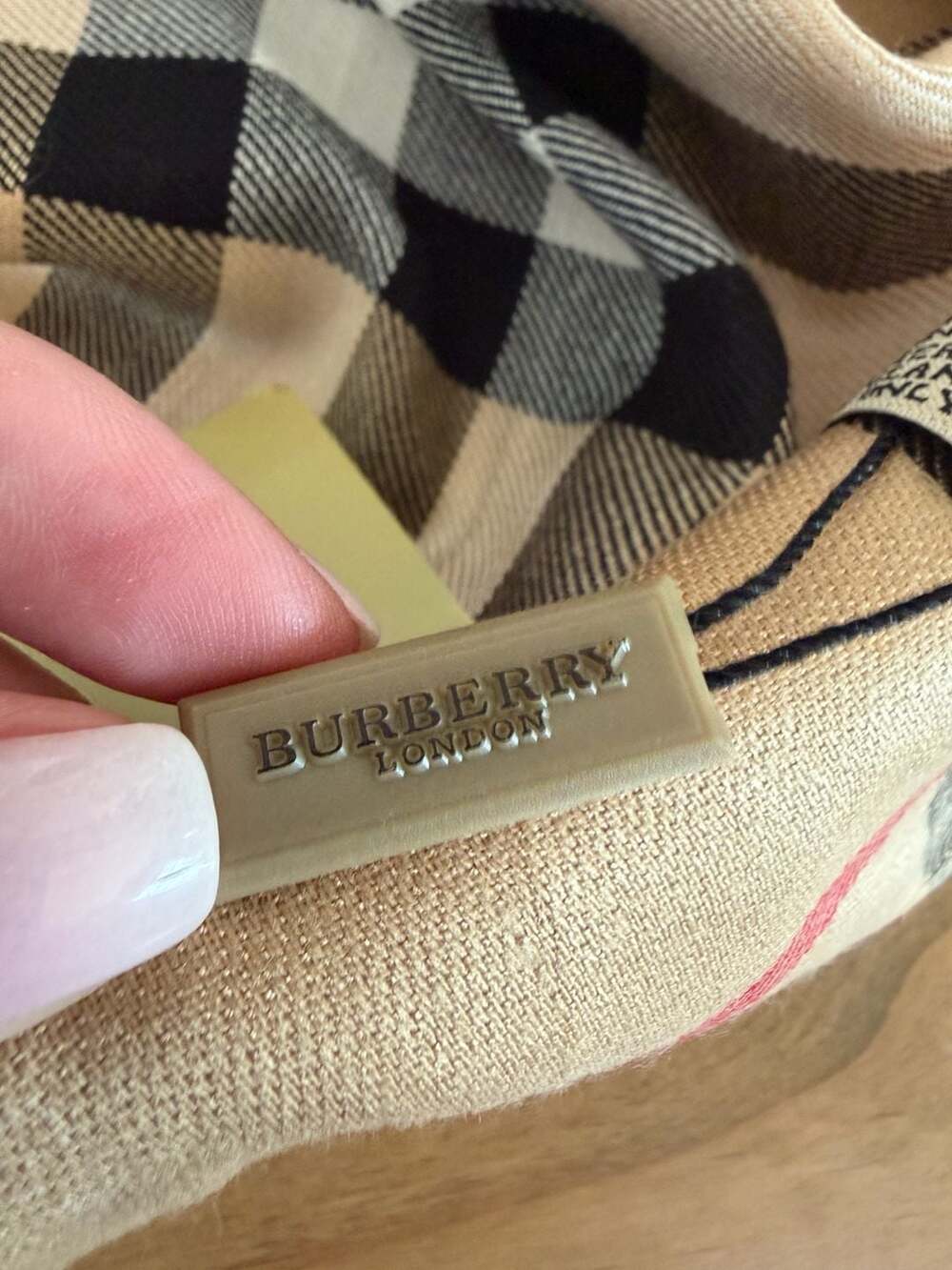 Burberry London 100% Cashmere Giant Check Scarf Made in England - Picture 4 of 16